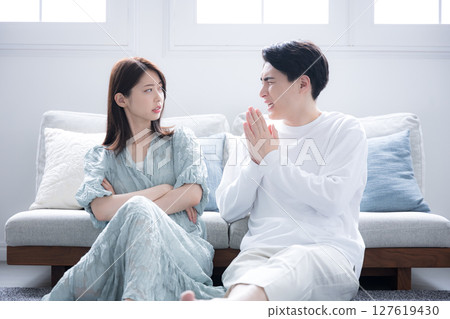 一名男子與伴侶吵架後道歉——“對不起,沒面子” 一名男子與伴侶吵架後道歉——“對不起,沒面子” 127619430