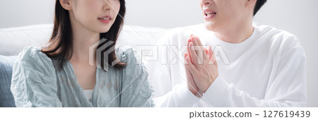 一對夫妻吵架道歉,男人和女人,上身掛著橫幅說對不起,沒有臉 一對夫妻吵架道歉,男人和女人,上身掛著橫幅說對不起,沒有臉 127619439