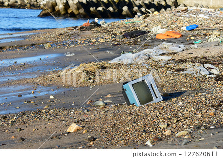 遍佈垃圾的海灘 遍佈垃圾的海灘 127620611