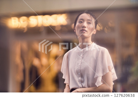 黃昏時分,一名女子在城市中漫步 黃昏時分,一名女子在城市中漫步 127620638