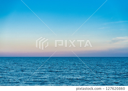 Serene Ocean Horizon at Dusk A Calming Seascape of Tranquility and Beauty 127620860