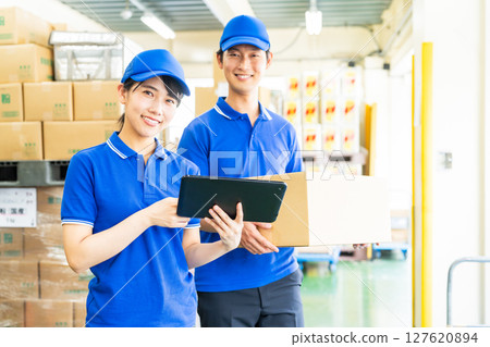 管理行李的年輕工作人員 管理行李的年輕工作人員 127620894