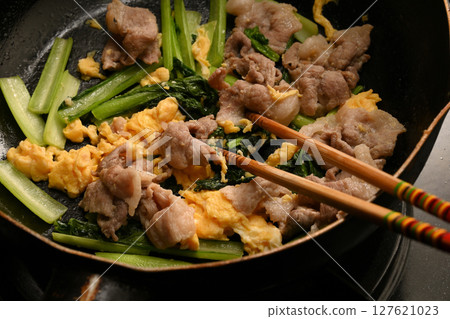Stir-fried Chinese-style egg with pork and Japanese mustard spinach Stir-fried Chinese-style egg with pork and Japanese mustard spinach 127621023