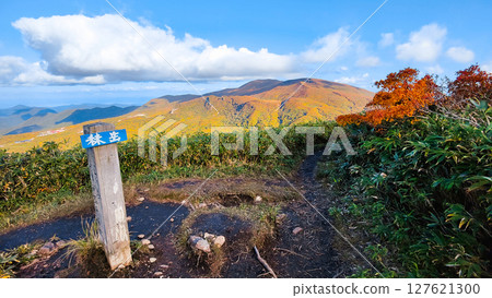 Climbing Mount Kurikoma in autumn (view of Mount Kurikoma from the summit of Mount Masutake) 127621300
