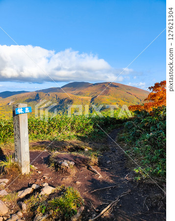 Climbing Mount Kurikoma in autumn (view of Mount Kurikoma from the summit of Mount Masutake) 127621304