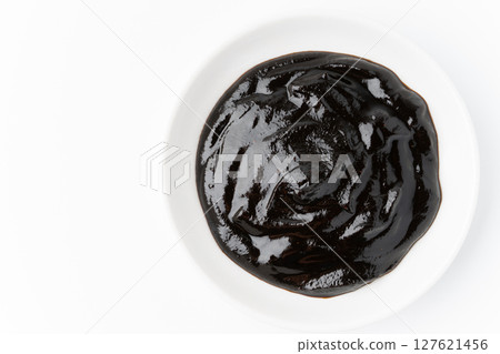 白色背景中小碟中的甜豆醬 127621456