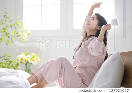 Young woman relaxing in pajamas 127621627