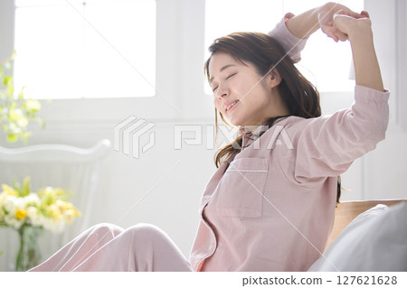Young woman relaxing in pajamas 127621628