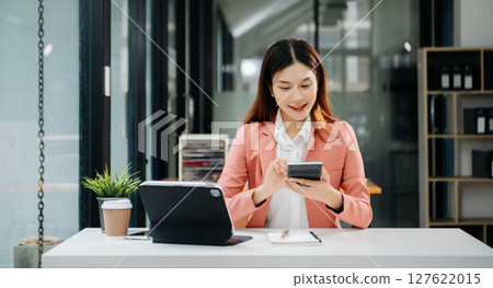 Successful Successful African Businesswoman Analysing  African Businesswoman Analysing  African Businesswoman Analysing  Businesswoman Analysing  127622015