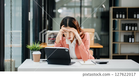 Successful Successful African Businesswoman Analysing  African Businesswoman Analysing  African Businesswoman Analysing  Businesswoman Analysing  127622017