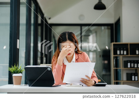 Successful Successful African Businesswoman Analysing  African Businesswoman Analysing  African Businesswoman Analysing  Businesswoman Analysing  127622018