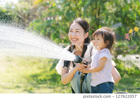 父母和孩子在花園澆水 127622057