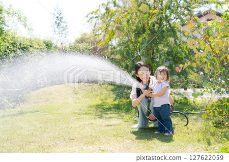 父母和孩子在花園澆水 127622059