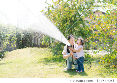 父母和孩子在花園澆水 127622061