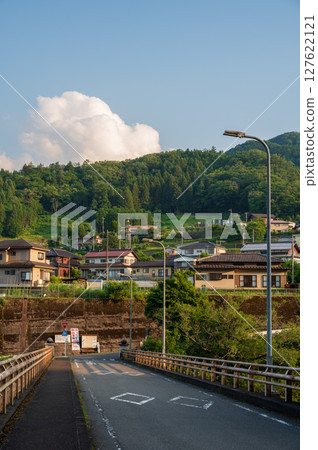 黃昏的秋山村，寧靜的鄉村景色，秋山橋 127622121