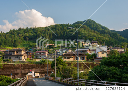 黃昏的秋山村，寧靜的鄉村景色，秋山橋 127622124