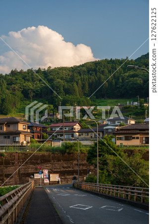 黃昏的秋山村，寧靜的鄉村景色，秋山橋 127622125