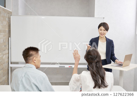 Businesswoman speaking at a seminar 127622366