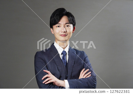 商人肖像黑背景看著相機 127622381