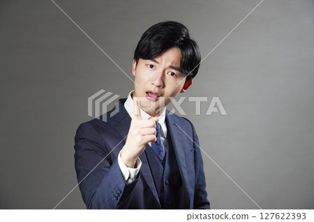 商人責罵黑色背景 127622393