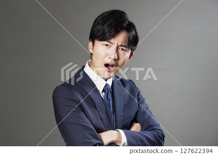 商人大喊黑色背景 127622394