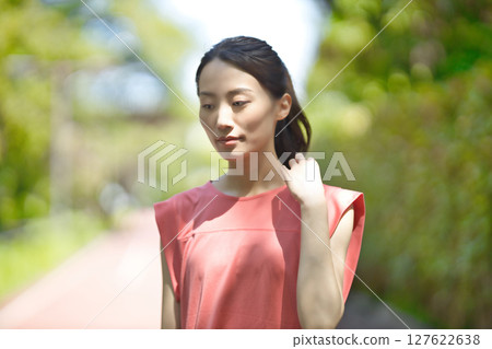一位二十多歲、身穿運動服的女性 127622638