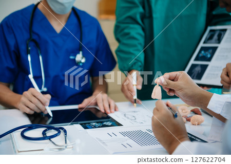 Meeting team of doctor and medical staff Consultation about the treatment of heart disease, pneumonia, gastrointestinal and stomach diseases. and osteoporosis Meeting team of doctor and medical staff Consultation about the treatment of heart disease, pneumonia, gastrointestinal and stomach diseases. and osteoporosis 127622704