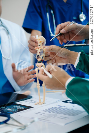 Meeting team of doctor and medical staff Consultation about the treatment of heart disease, pneumonia, gastrointestinal and stomach diseases. and osteoporosis Meeting team of doctor and medical staff Consultation about the treatment of heart disease, pneumonia, gastrointestinal and stomach diseases. and osteoporosis 127622714