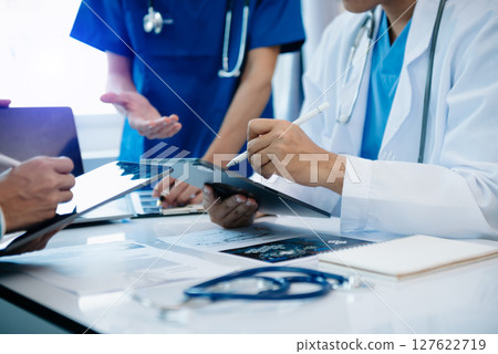 Meeting team of doctor and medical staff Consultation about the treatment of heart disease, pneumonia, gastrointestinal and stomach diseases. and osteoporosis 127622719