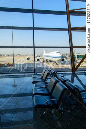 機場候機室長椅上的風景，可以看到飛機 127622849