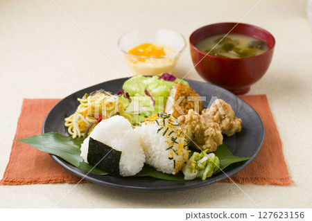 一份令人滿意的午餐，有飯糰和炸雞 127623156
