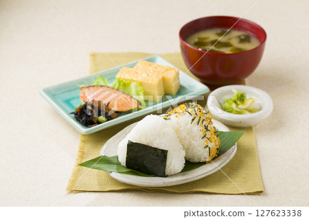 經典日式早餐：烤鮭魚和飯糰 127623338