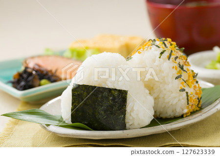 經典日式早餐：烤鮭魚和飯糰 127623339