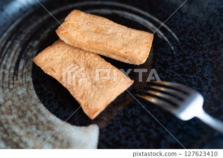 黑色盤子裡盛著剛烤好的甜點② 127623410