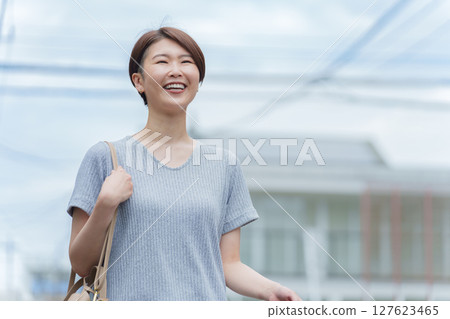 微笑的女人走在城市裡 127623465