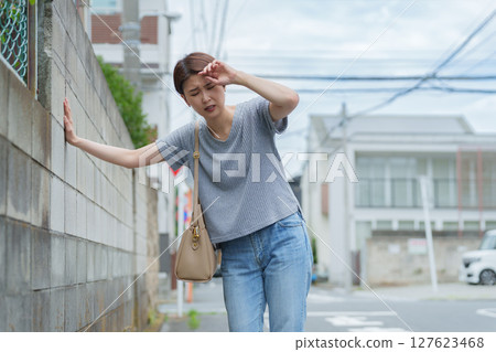 Dizzy woman 127623468