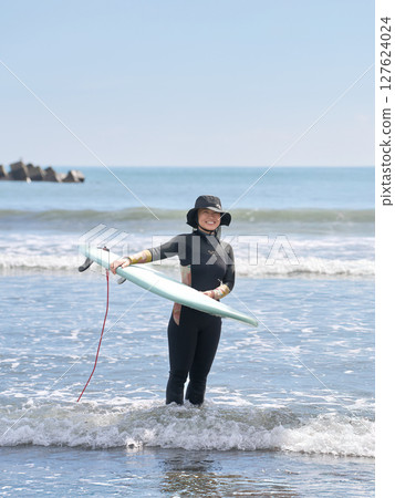 享受衝浪的微笑女人 127624024