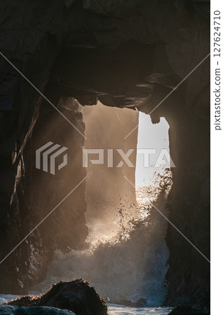 Setting sun peeping through keyhole arch Setting sun peeping through keyhole arch 127624710