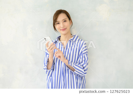 操作智能手機的女人 操作智能手機的女人 127625023