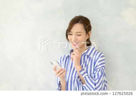 操作智能手機的女人 操作智能手機的女人 127625026