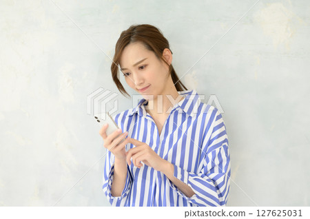 操作智能手機的女人 127625031