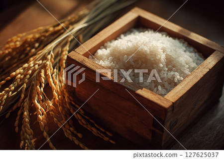 大量的米粒裝在枇杷裡，讓人聯想到秋天收穫的季節② 127625037