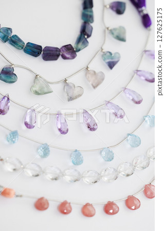 彩色天然石珠庫存照片白色背景 彩色天然石珠庫存照片白色背景 127625175