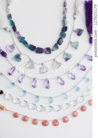 彩色天然石珠庫存照片白色背景 127625179