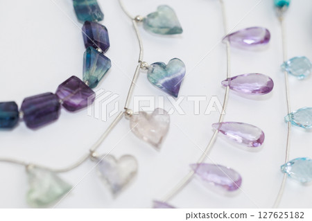 彩色天然石珠庫存照片白色背景 127625182