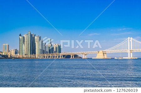 釜山：夜幕下的廣安大橋和海灣101摩天大樓 127626019