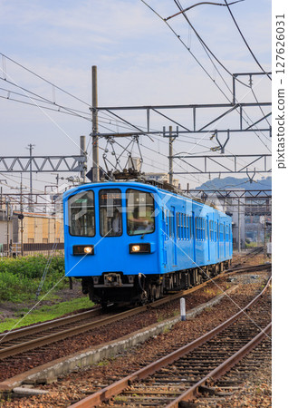 近江鐵道的本地列車正在通過滋賀縣彥根站附近的鐵路道口 近江鐵道的本地列車正在通過滋賀縣彥根站附近的鐵路道口 127626031