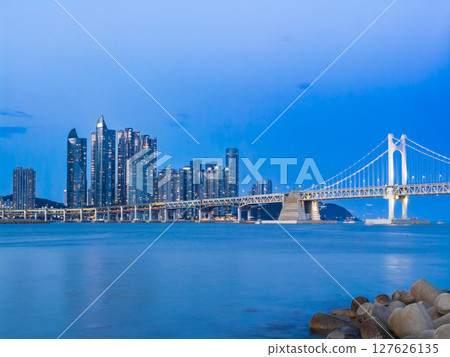 黃昏時分的釜山廣安大橋和海灣 101 摩天大樓 黃昏時分的釜山廣安大橋和海灣 101 摩天大樓 127626135