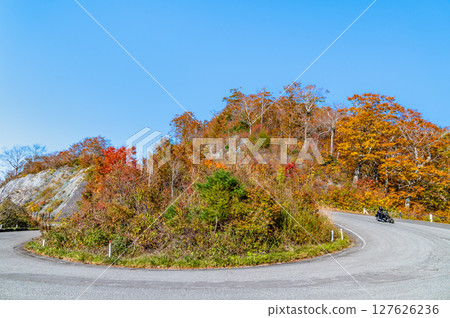 紅葉染紅的西東天空谷、東八山七曲 127626236