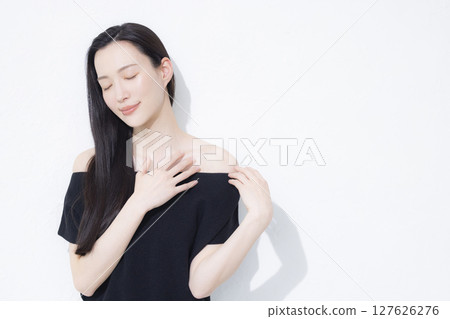 一位身穿黑色露肩裝的女士 一位身穿黑色露肩裝的女士 127626276